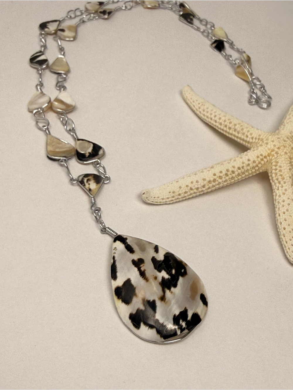 Teardrop Shell Pendant Necklace in Cream and Black - Women Jewelry